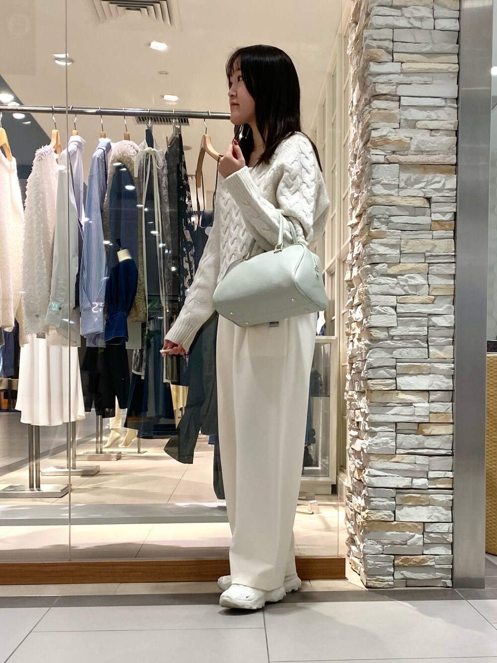 「休日スタイル、楽チンコーデ、冬服コーデ、ホワイトコーデ、ホワイトパンツ、ニット、ケーブルニット、スニーカー、スニーカーコーデ、大人女子、パンツスタイル、オトナ女子、オトナカワイイ、冬、今日のコーデ」｜「NOLLEY’Sのウォッシャブル裏起毛イージーワイドパンツ（その他パンツ、グレー系）」を使った、Mihoさん（レディース・159cm）の冬コーディネートの2枚目の写真
