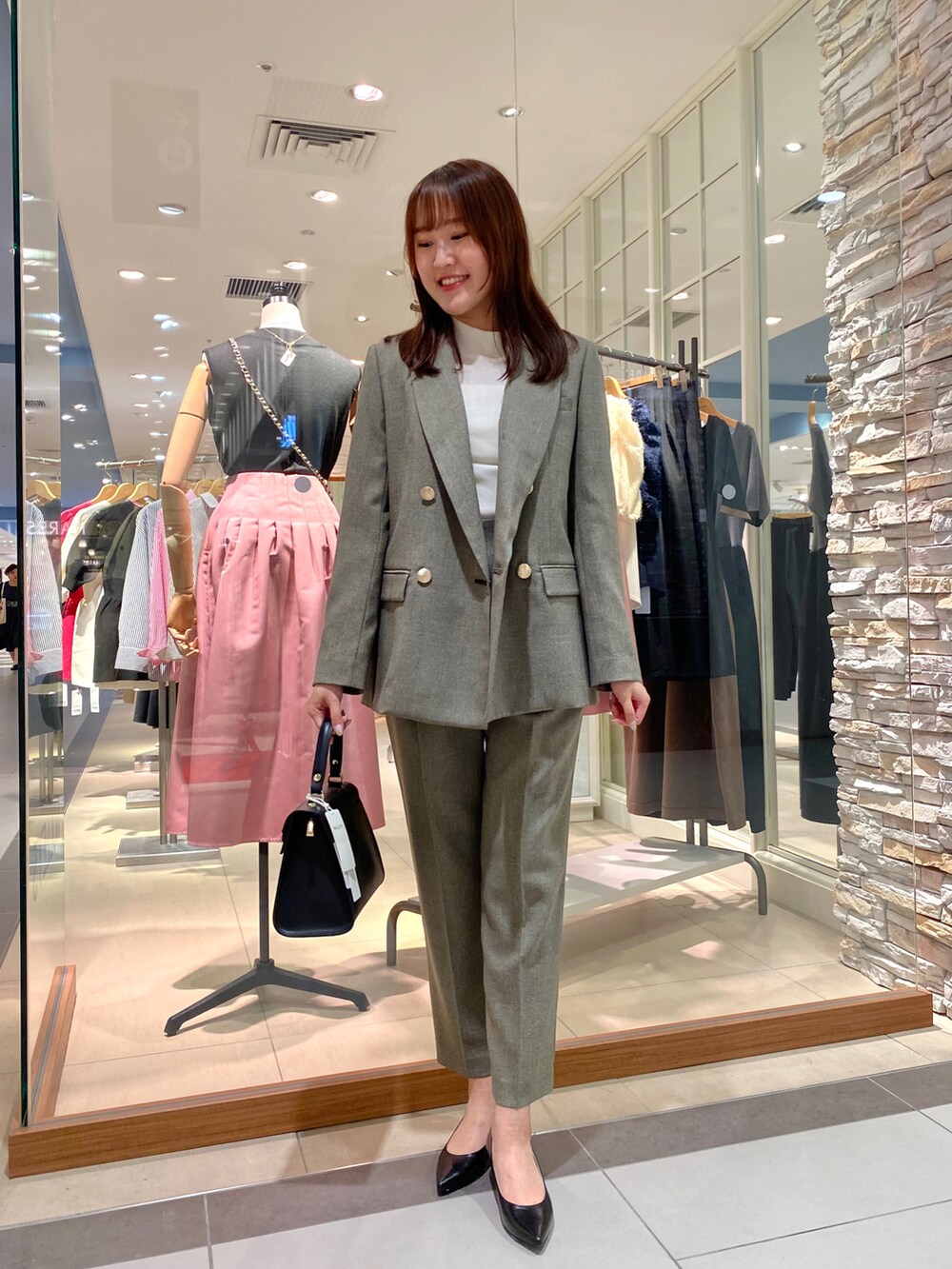 「通勤コーデ、通勤スタイル、お仕事コーデ、お仕事スタイル、パンプス、ジャケット、ジャケットスタイル、ootd、休日スタイル、お出かけコーデ、今日のコーデ、フォーマル、大人女子、シンプルコーデ、パンツスタイル」｜「NOLLEY’S Sophiのウォッシャブルシャークインゴムパンツ（その他パンツ、ブラウン系）」を使った、Mihoさん（レディース・159cm）の秋コーディネートの4枚目の写真