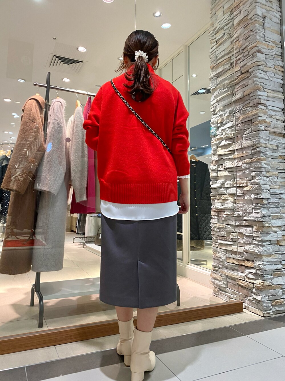「冬、あけましておめでとうございます！、新年一発目、ファッションを楽しもう、大人かわいい、おしゃれさんと繋がりたい、カラーコーデ、赤、赤ニット、お洒落さんとつながりたい、タイトスカート、きれいめカジュアル、キレイめ、きれいめコーディネート、大人コーデ」｜「AULENTTIの【AULENTTI/ オーレンティ】バニティキルティングバッグ（ショルダーバッグ、ブラック系）」を使った、Mihoさん（レディース・159cm）の冬コーディネートの4枚目の写真