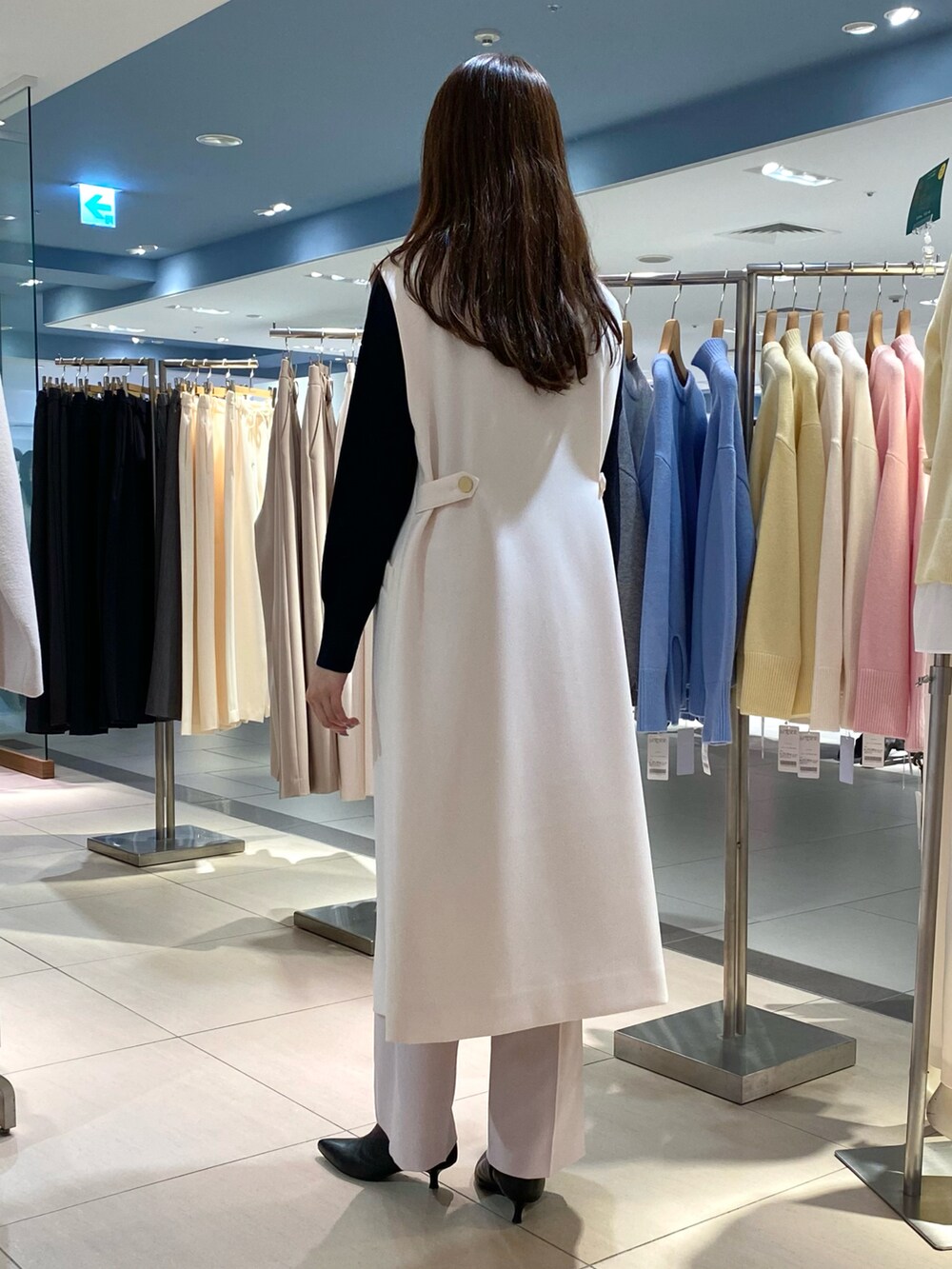 「大人コーデ、秋冬コーデ、オトナカジュアル、冬服コーデ、お正月、ジレ、ジレコーデ、ワンピース、ジレワンピース、オトナ女子、ワイドパンツ、ニット、レイヤードスタイル、きれいめカジュアル、きちんとスタイル」｜「NOLLEY’Sのウォッシャブルウール調愛されイージーワイドパンツ（その他パンツ、ピンク系）」を使った、Mihoさん（レディース・159cm）の冬コーディネートの4枚目の写真