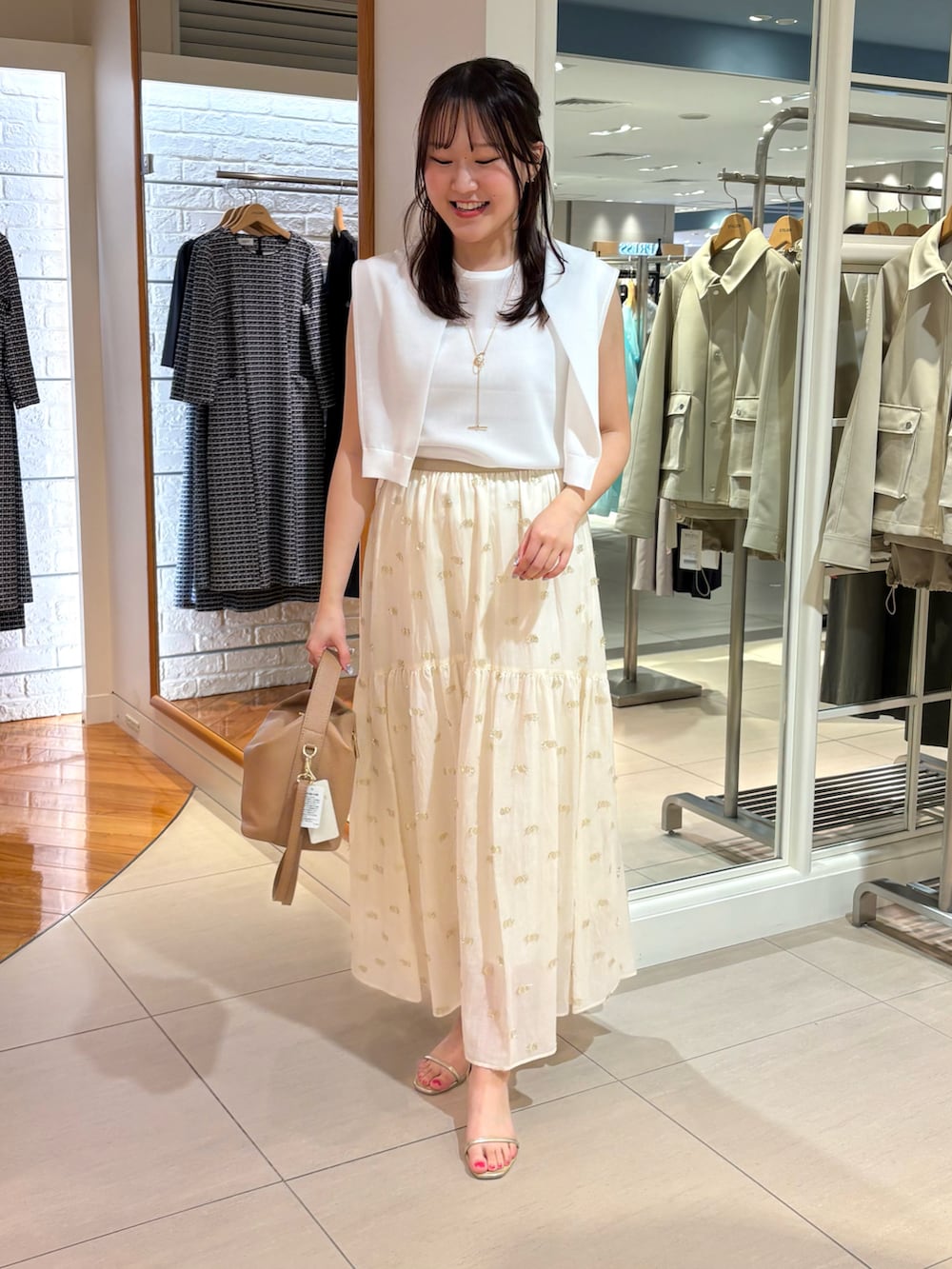 「シンプルコーデ、大人女子、春服コーデ、大人コーデ、春夏コーデ、アンサンブル、アンサンブルニット、デートスタイル（WOMEN）、デートコーデ、スカート、スカートスタイル、お出かけコーデ、お出かけスタイル、きれいめカジュアル、淡色コーデ」｜「NOLLEY’Sの《セットアップ対応》KIRYUラメカットジャガードスカート（スカート、ホワイト系）」を使った、Mihoさん（レディース・159cm）の春コーディネートの5枚目の写真