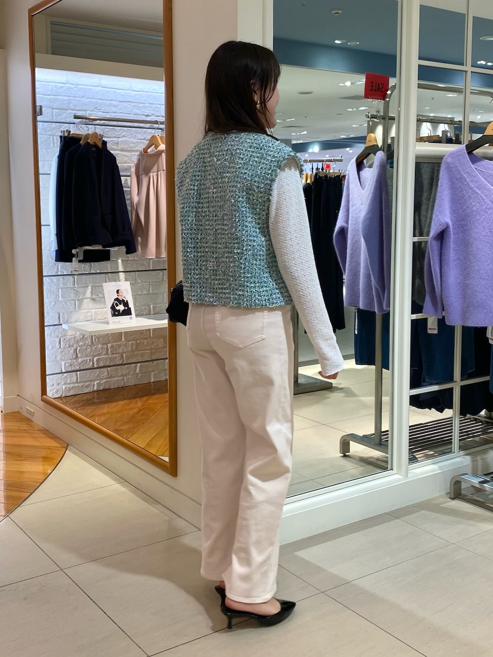 「フレアパンツ、デニム、デニムパンツ、ベスト、ベストコーデ、ツイードベスト、ツイード、ピンクデニム、春コーデ、オトナカワイイ、春服コーデ、カジュアルスタイル、春カラー、きれいめコーディネート、大人可愛い」|「NOLLEY’Sの横長ボストン チュールサブバック付き(ボストンバッグ、ブラック系)」を使った、Mihoさん(レディース・159cm)の冬コーディネートの4枚目の写真
