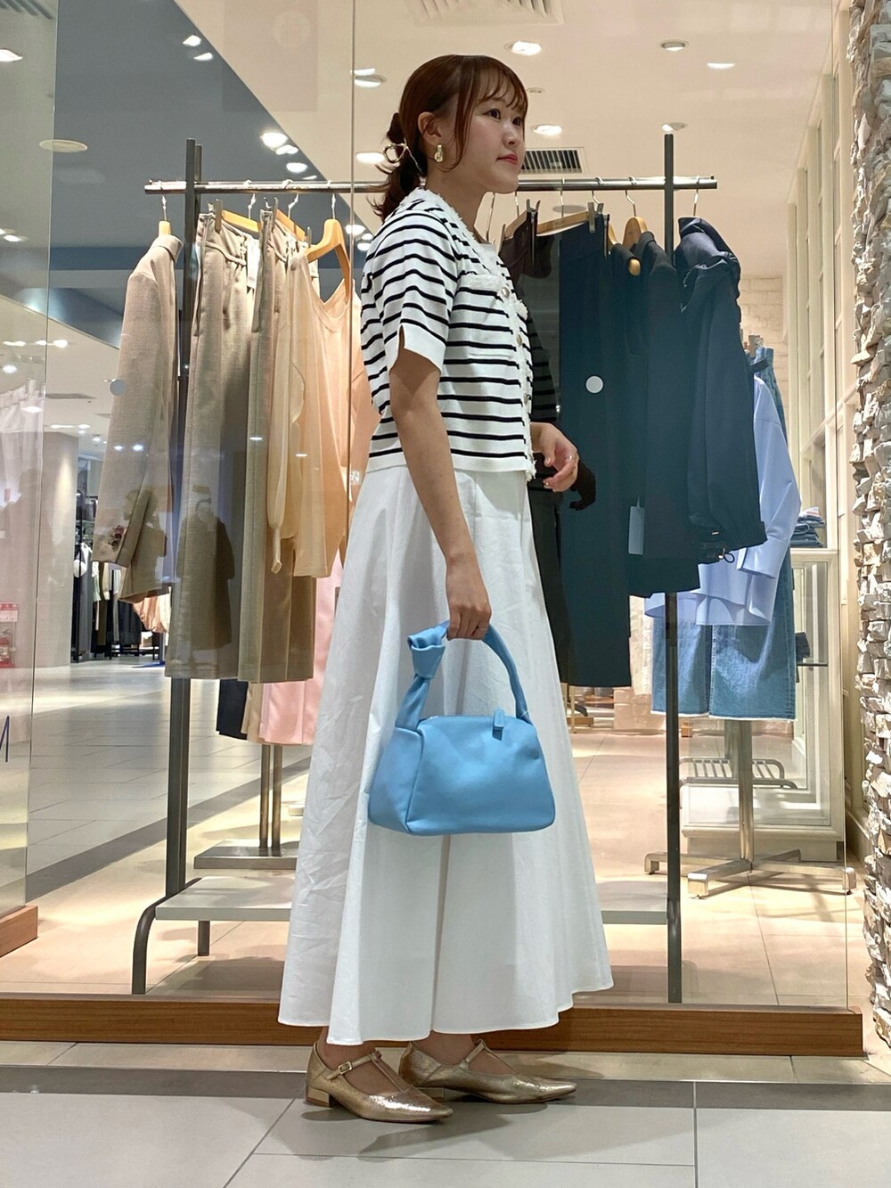「春服コーデ、オトナカジュアル、マリン、マリンコーデ、マリンスタイル、大人かわいい、シンプルコーデ、ボーダー、きれいめカジュアル、夏コーデ、夏、ワントーンコーデ、春コーデ、大人女子、フラットシューズ」｜「NOLLEY’Sのワンハンドルムスビバッグ（ショルダーバッグ、イエロー系）」を使った、Mihoさん（レディース・159cm）の春コーディネートの5枚目の写真