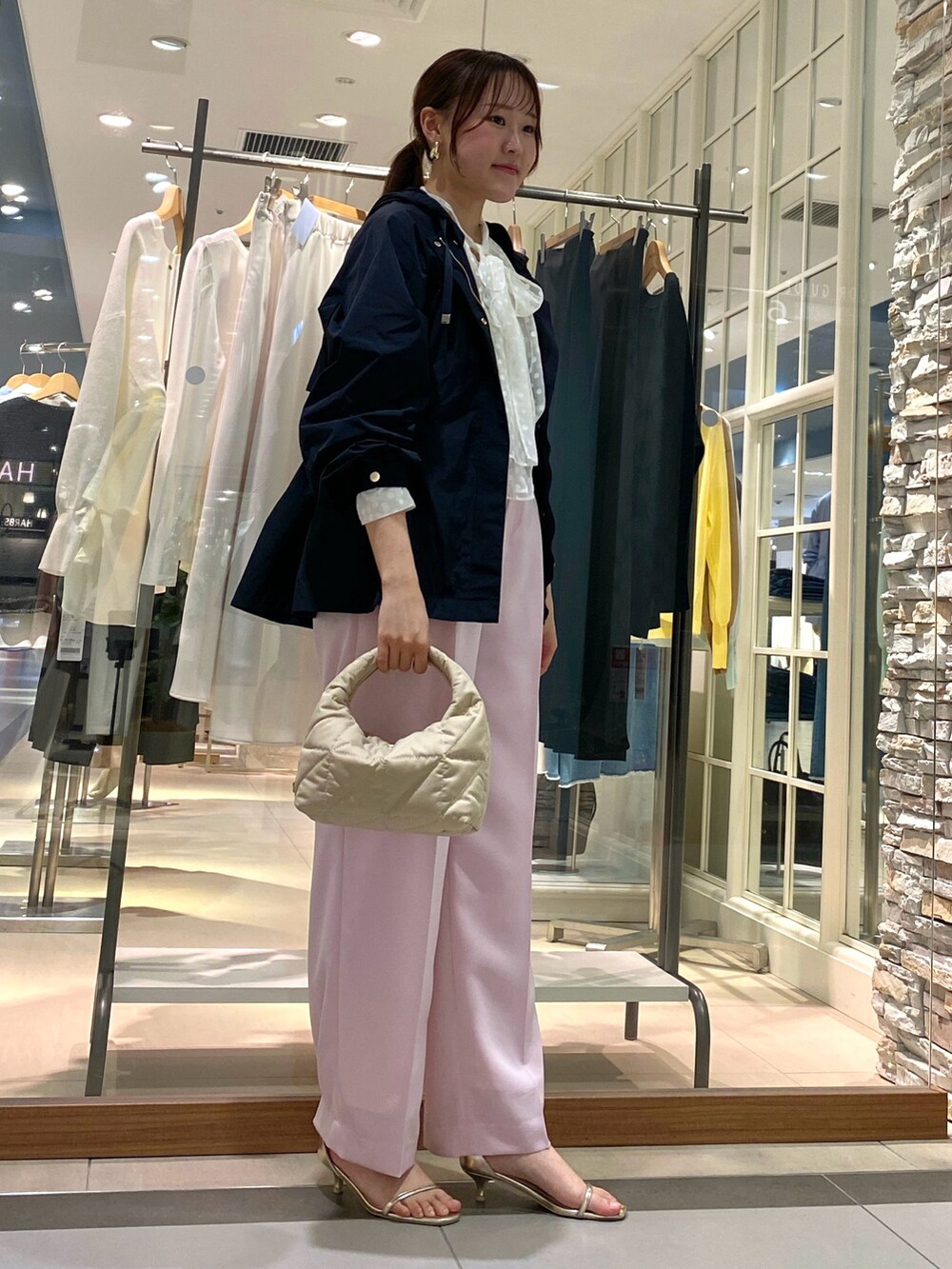 「オトナ女子、きれいめカジュアル、おでかけコーデ、大人コーデ、春、休日スタイル、ワイドパンツ、サンダル、ボウタイブラウス、ボウタイ、リボンブラウス、ドット、マウンテンパーカー、カジュアルコーデ、お花見コーデ」｜「NOLLEY’S Sophiのウォッシャブルトリアセワイドパンツ（その他パンツ、ピンク系）」を使った、Mihoさん（レディース・159cm）の春コーディネートの3枚目の写真