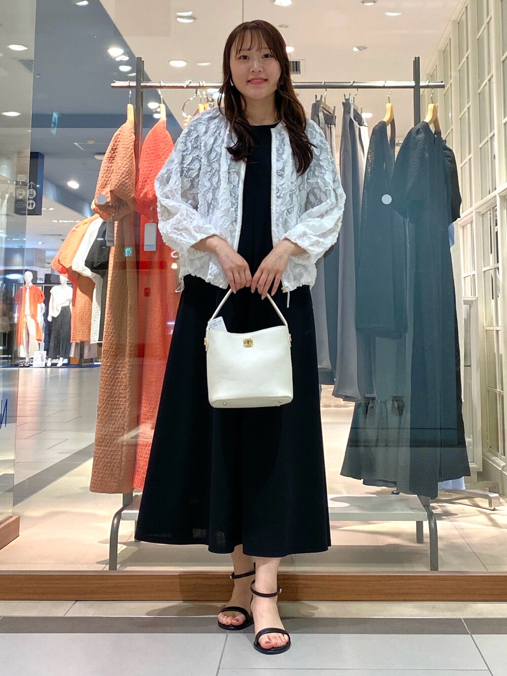 「シンプルコーデ、きれいめカジュアル、夏コーデ、カジュアルコーデ、大人かわいい、大人ファッション、オトナ女子、おしゃれさんと繋がりたい、ワンピース、ワンピーススタイル、オトナカワイイ、ブルゾン、冷房対策、羽織り、ラクチンコーデ」｜「NOLLEY’Sのヒネリ金具レザーバッグ（ショルダーバッグ、ホワイト系）」を使った、Mihoさん（レディース・159cm）の春コーディネートの5枚目の写真
