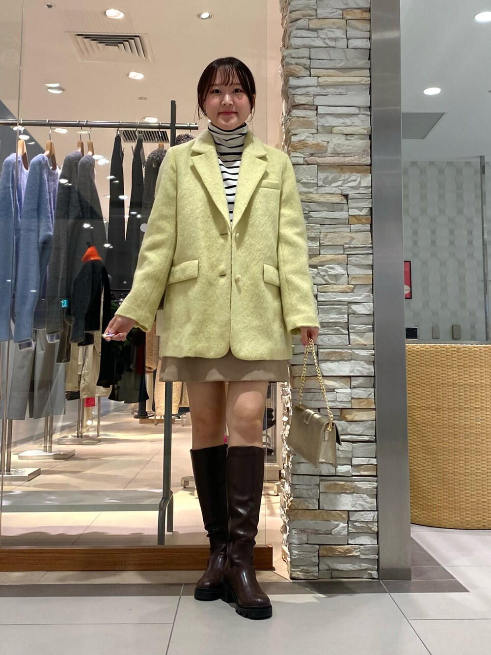 「レイヤードスタイル、ニット、ジャケット、ジャケットスタイル、ジャケットコーデ、秋服、おでかけコーデ、秋服コーデ、シャギー、ミニスカート、ミニスカートコーデ、大人可愛い、今日のコーデ、大人女子、ロングブーツ」｜「NOLLEY’Sのモヘヤシャギージャケット（テーラードジャケット、イエロー系）」を使った、Mihoさん（レディース・159cm）の秋コーディネートの5枚目の写真