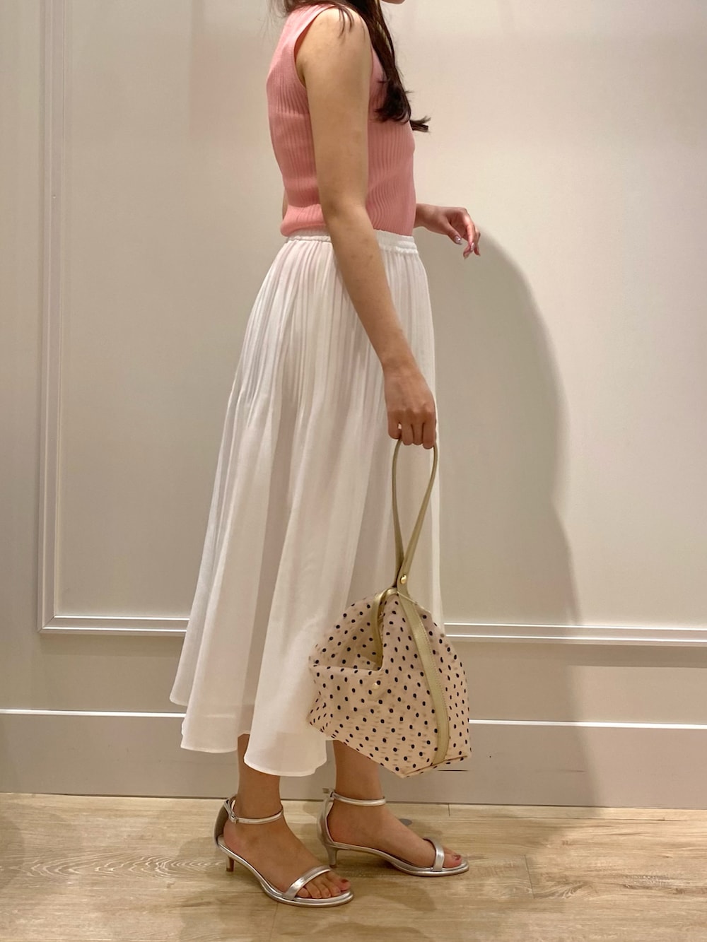 「大人コーデ、大人可愛い、スカート、スカートスタイル、キレイめ、きれいめ、きれいめカジュアル、プリーツスカート、スカートコーデ、夏コーデ、女子アナ風、ピンク、ピンクコーデ、ノースリーブ、白スカート」｜「NOLLEY’Sのドットチュールバケツバッグ（トートバッグ、ベージュ系）」を使った、Mihoさん（レディース・159cm）の夏コーディネートの5枚目の写真