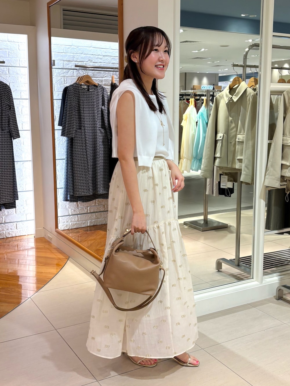 「シンプルコーデ、大人女子、春服コーデ、大人コーデ、春夏コーデ、アンサンブル、アンサンブルニット、デートスタイル（WOMEN）、デートコーデ、スカート、スカートスタイル、お出かけコーデ、お出かけスタイル、きれいめカジュアル、淡色コーデ」｜「NOLLEY’Sの《セットアップ対応》KIRYUラメカットジャガードスカート（スカート、ホワイト系）」を使った、Mihoさん（レディース・159cm）の春コーディネートの2枚目の写真