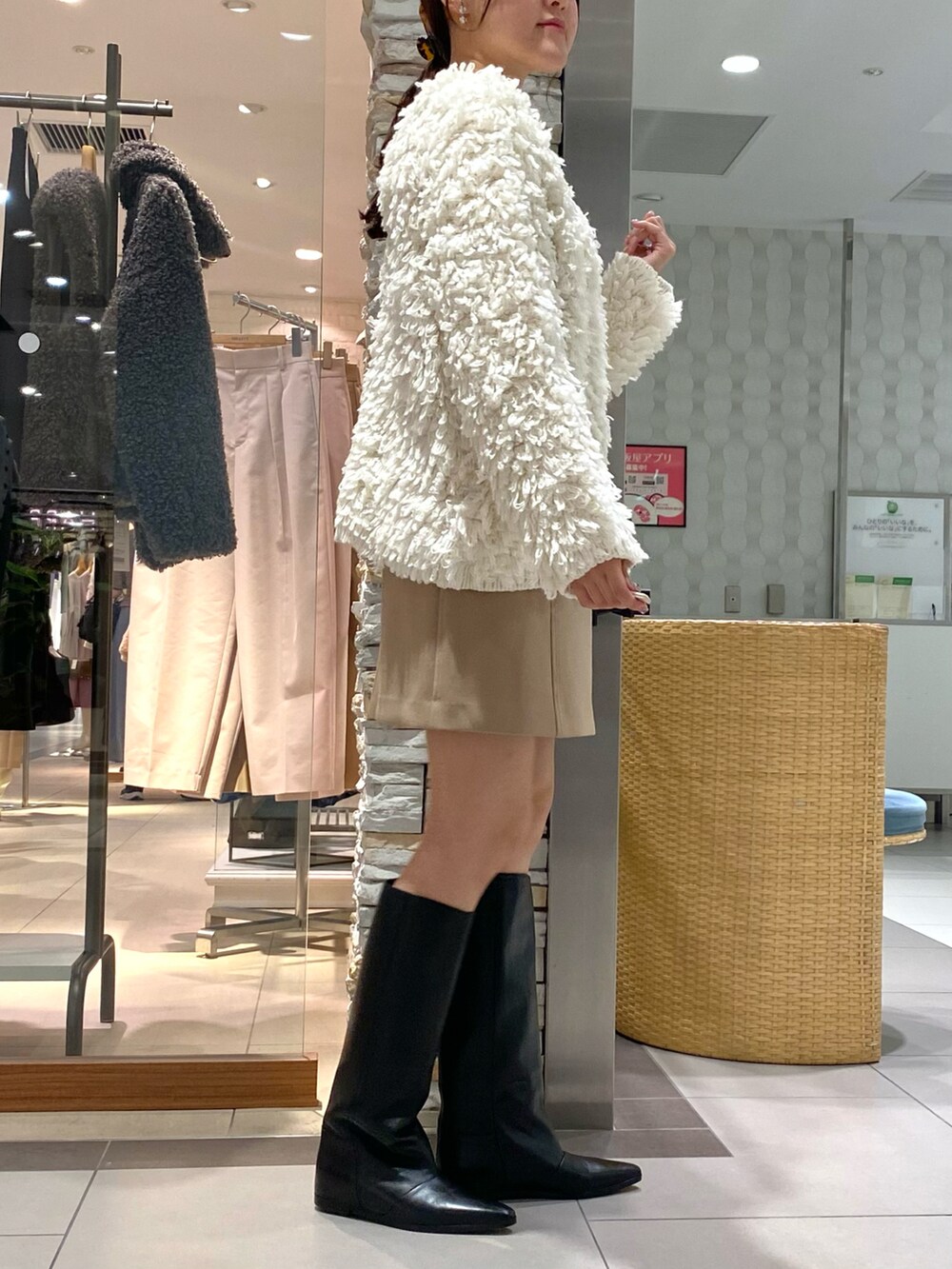 「秋コーデ、テーマパークコーデ、シンプルスタイル、今日のコーデ、秋服準備はじめました、ニット、白ニット、オトナカワイイ、大人かわいい、オトナカジュアル、着回しコーデ、秋っぽコーデ更新中、ボリュームニット、ミニスカート、ミニスカ」｜「PELLICO SUNNYのアイテム（ブーツ、ブラック系）」を使った、Mihoさん（レディース・159cm）の秋コーディネートの4枚目の写真