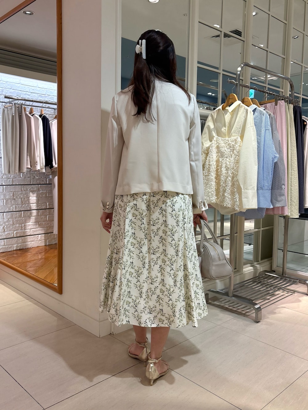 「スカート、スカートスタイル、Tシャツ、ジャケット、ジャケットスタイル、ジャケットコーデ、フレアスカート、花柄スカート、ワントーン、ワントーンコーデ、ホワイトコーデ、大人かわいい、お仕事コーデ、オフィスカジュアル、オフィスコーデ」｜「NOLLEY’S Sophiのミモザプリントフレアスカート（スカート、ホワイト系）」を使った、Mihoさん（レディース・159cm）の春コーディネートの3枚目の写真