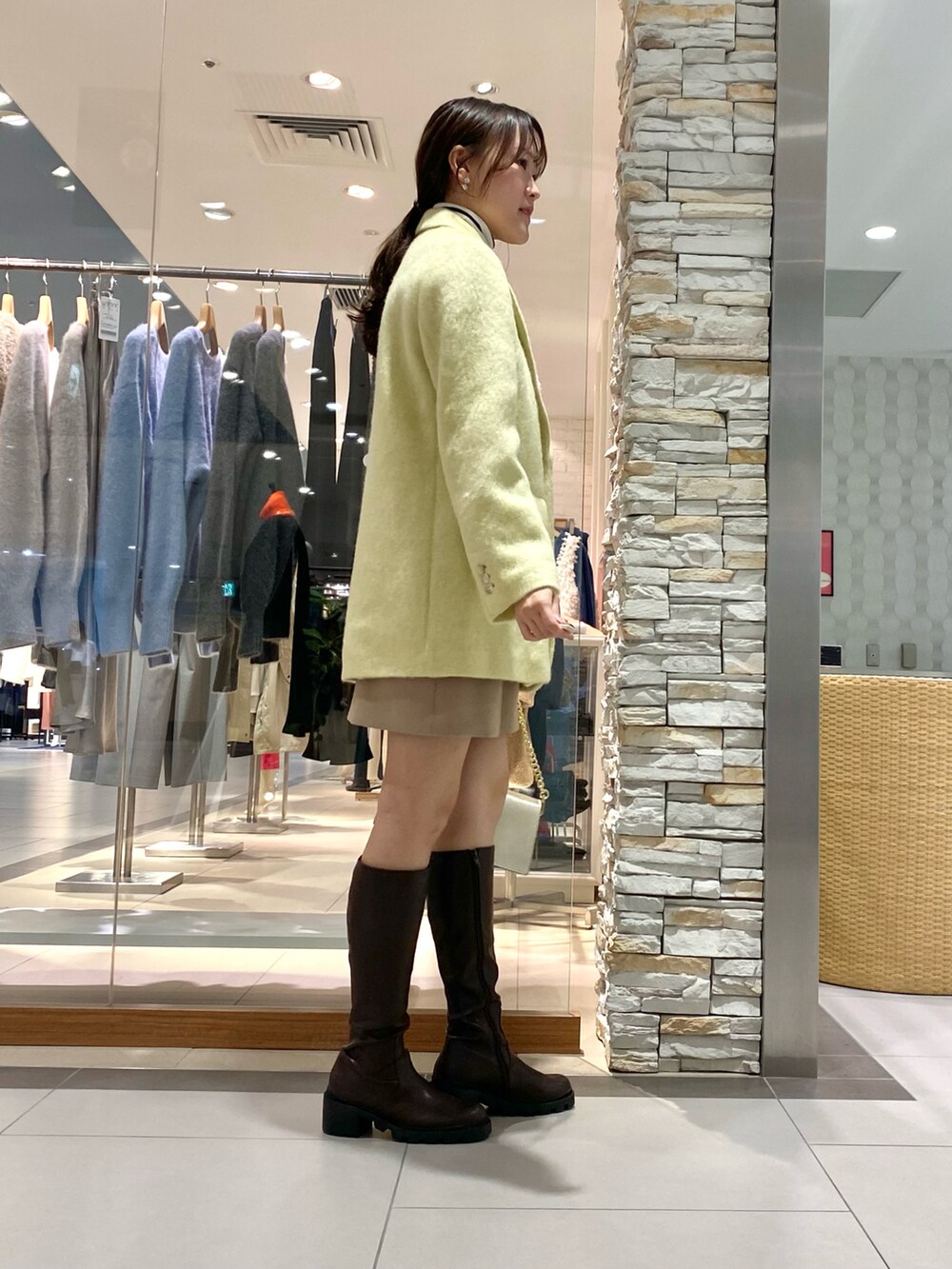 「レイヤードスタイル、ニット、ジャケット、ジャケットスタイル、ジャケットコーデ、秋服、おでかけコーデ、秋服コーデ、シャギー、ミニスカート、ミニスカートコーデ、大人可愛い、今日のコーデ、大人女子、ロングブーツ」｜「NOLLEY’Sのモヘヤシャギージャケット（テーラードジャケット、イエロー系）」を使った、Mihoさん（レディース・159cm）の秋コーディネートの4枚目の写真