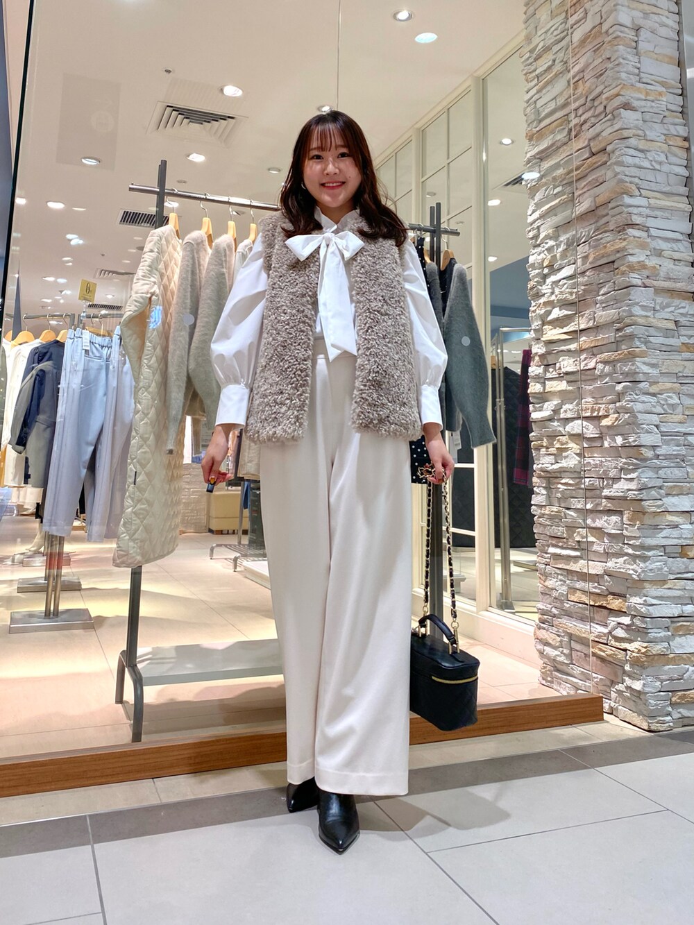 「重ね着ベストシーズン、秋のコーデ、秋冬コーデ、オトナカジュアル、ブーツスタイル、ワイドパンツ、きれいめコーディネート、大人かわいい、お出かけコーデ、秋服コーデ、秋コーデ、ファーベスト、ボウタイブラウス、トレンド、デート」｜「AULENTTIの【AULENTTI/ オーレンティ】バニティキルティングバッグ（ショルダーバッグ、ブラック系）」を使った、Mihoさん（レディース・159cm）の秋コーディネートの3枚目の写真