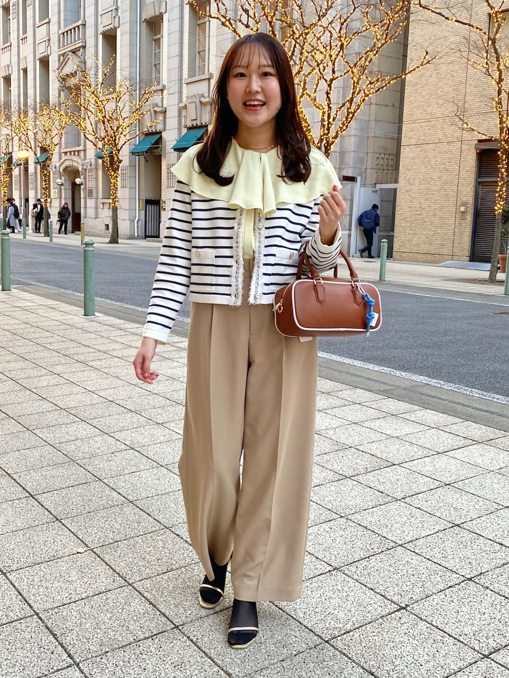 「レイヤードスタイル、春先取り、春カラー、休日スタイル、パンツスタイル、大人コーデ、初春コーデ、大人可愛い、ベージュパンツ、マリン、おでかけコーデ、きれいめカジュアル、きれいめコーディネート、カーディガン、ボーダー」｜「NOLLEY’Sのアイテム（バッグ、ブラウン系）」を使った、Mihoさん（レディース・159cm）の冬コーディネートの3枚目の写真