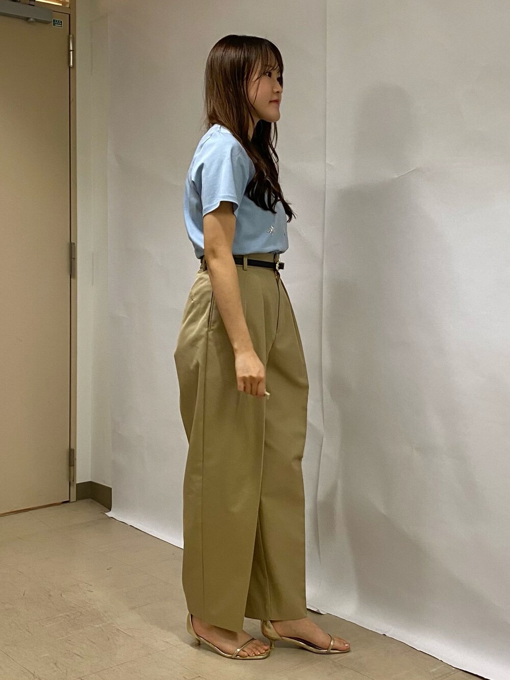 「アツいコーデ全部見せ、お出かけコーデ、秋服準備はじめました、オトナ女子、大人かわいい、パンツコーデ、お洒落さんとつながりたい、夏服、Tシャツ、チノパン、ワイドテーパードパンツ、パンツスタイル、休日スタイル、お仕事コーデ、オフィススタイル」｜「NOLLEY’S Sophiのウォッシャブルツイルワイドテーパードパンツ（その他パンツ、ピンク系）」を使った、Mihoさん（レディース・159cm）の夏コーディネートの2枚目の写真