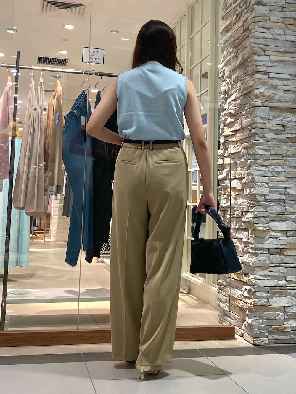 「夏、お出かけスタイル、オトナカジュアル、オトナ女子、夏服、休日コーデ、オフィスカジュアル、オフィススタイル、オフィスコーデ、ノースリーブ、ノーリーズ、ブルー、ワイトパンツ、ワイドスラックス、ブルー×ベージュ」｜「NOLLEY’Sのワンハンドルムスビバッグ（ショルダーバッグ、ブラック系）」を使った、Mihoさん（レディース・159cm）の夏コーディネートの5枚目の写真