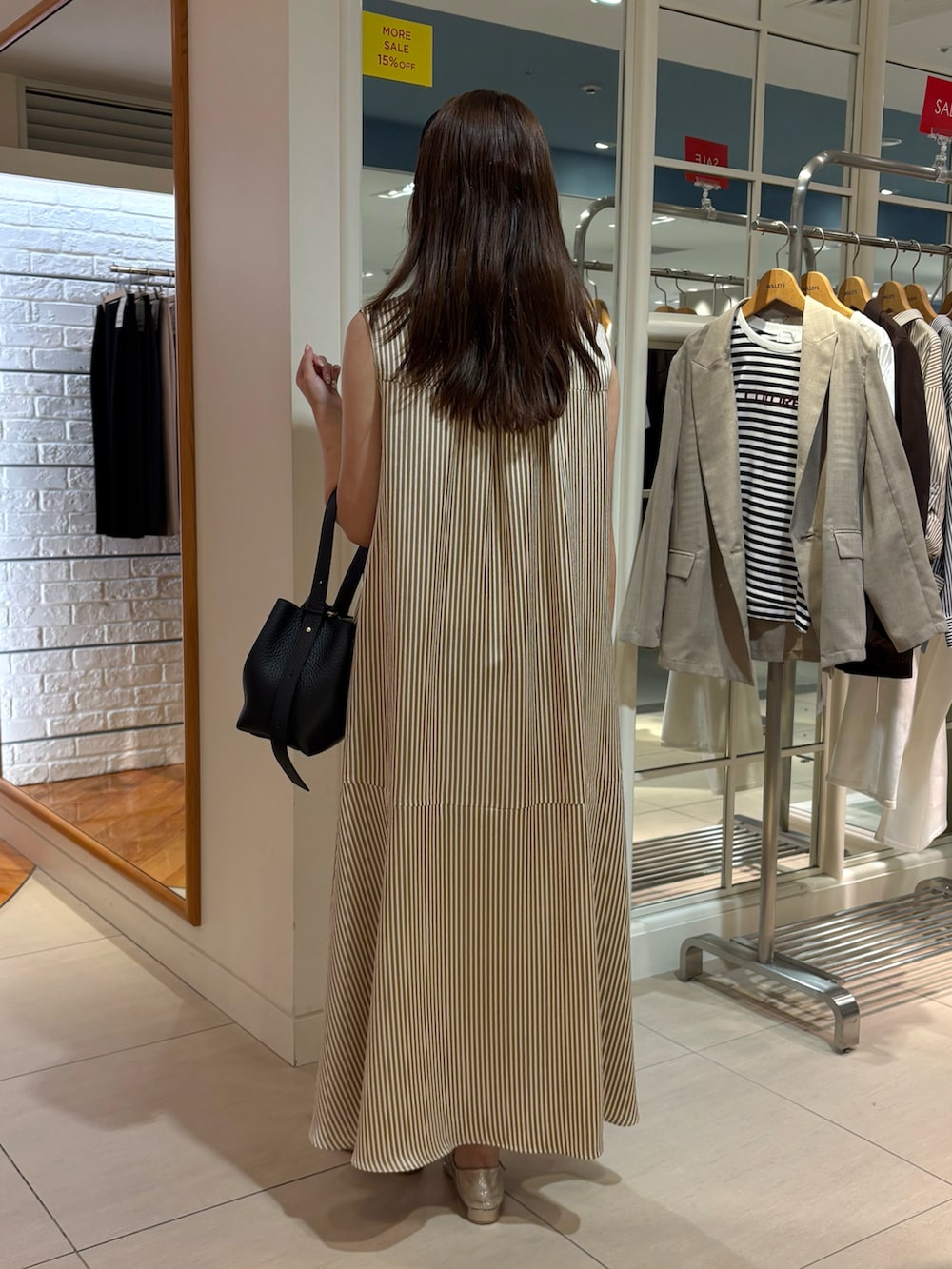 「ブラウン、ワンピース、ワンピーススタイル、きれいめカジュアル、きれいめコーディネート、初秋コーデ、大人女子、休日スタイル、オトナカワイイ、キレイめカジュアル、ストライプ、大人カジュアル、ブラウンコーデ、ノースリーブワンピース、シャツワンピ」｜「LORISTELLAの【LORISTELLA/ロリステッラ】別注キューブワンハンドルバッグ（ショルダーバッグ、ブラウン系）」を使った、Mihoさん（レディース・159cm）の夏コーディネートの4枚目の写真