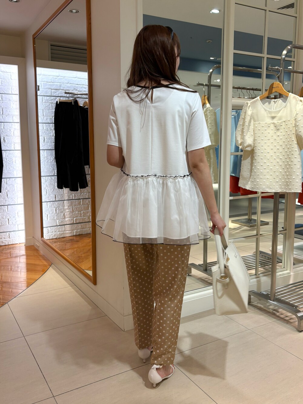 ブラック系のその他パンツ、イエロー系のショルダーバッグ、ホワイト系のTシャツ/カットソーを着用したレディースの夏コーディネートの3枚目の写真