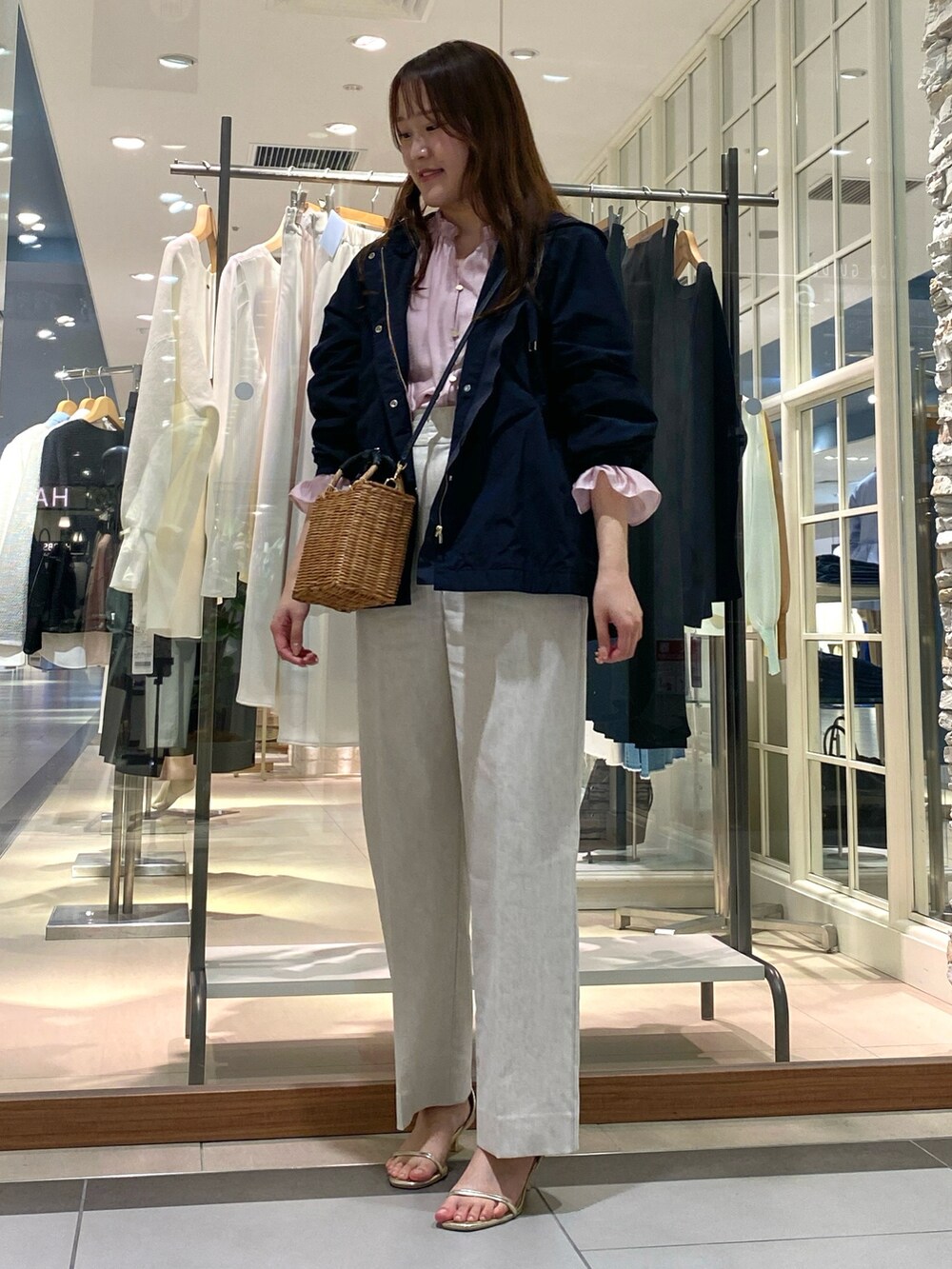「シンプル、春夏コーデ、大人女子、カジュアルスタイル、大人カジュアル、パンツコーデ、ootd、着回しコーデ、春カラー、お出かけコーデ、麻、麻パンツ、マウンテンパーカー、きれいめカジュアル、ピンク」｜「NOLLEY’Sの《セットアップ対応》ウォッシャブル麻混セミワイドパンツ（その他パンツ、ベージュ系）」を使った、Mihoさん（レディース・159cm）の春コーディネートの2枚目の写真