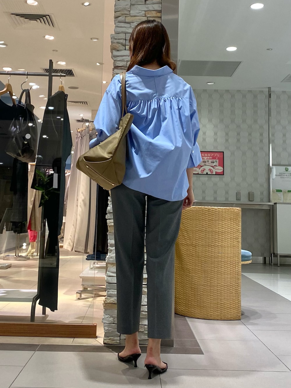 「ブラウン、秋のコーデ、お出かけコーデ、シンプルスタイル、大人コーデ、秋服準備はじめました、キレイめ、タイトスカート、ブルーシャツ、シャツスタイル、タイトスカートコーデ、スカート、スカートスタイル、オトナカジュアル、オフィスカジュアル」｜「NOLLEY’S Sophiのパール釦スキッパーシャツ（シャツ/ブラウス、ホワイト系）」を使った、Mihoさん（レディース・159cm）の秋コーディネートの4枚目の写真