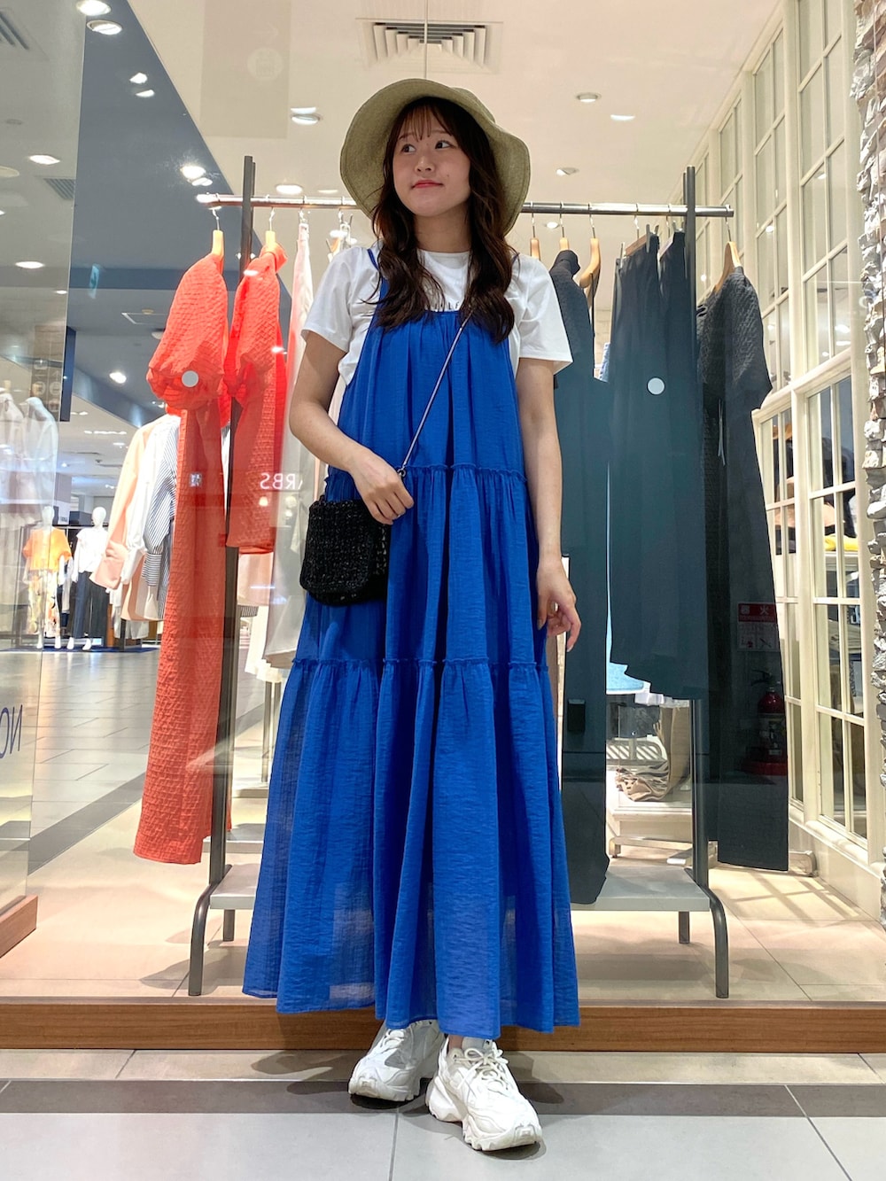 「さらっと晴れやかスナップ、夏だ！Tシャツ着よう！、フェスコーデ、きれいめカジュアル、カジュアル、カジュアルコーデ、カジュアルガーリー、キャミワンピ、ワンピース、ワンピーススタイル、青、ブルー、ブルーコーデ、Tシャツ、ロゴT」｜「NOLLEY’Sのメタリック編みフラップバッグ（ショルダーバッグ、シルバー系）」を使った、Mihoさん（レディース・159cm）の夏コーディネートの2枚目の写真