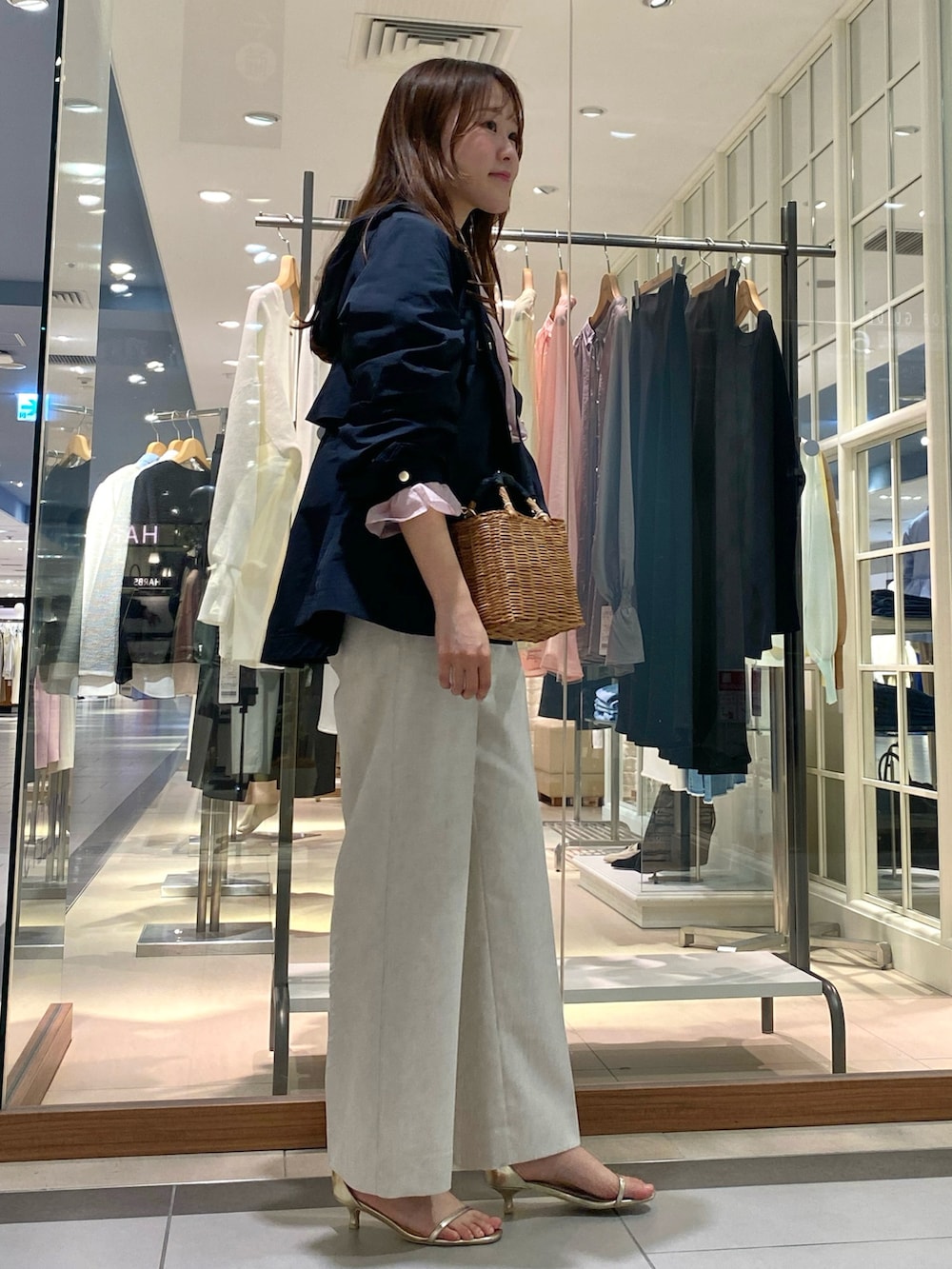 「シンプル、春夏コーデ、大人女子、カジュアルスタイル、大人カジュアル、パンツコーデ、ootd、着回しコーデ、春カラー、お出かけコーデ、麻、麻パンツ、マウンテンパーカー、きれいめカジュアル、ピンク」｜「NOLLEY’Sの《セットアップ対応》ウォッシャブル麻混セミワイドパンツ（その他パンツ、ベージュ系）」を使った、Mihoさん（レディース・159cm）の春コーディネートの4枚目の写真