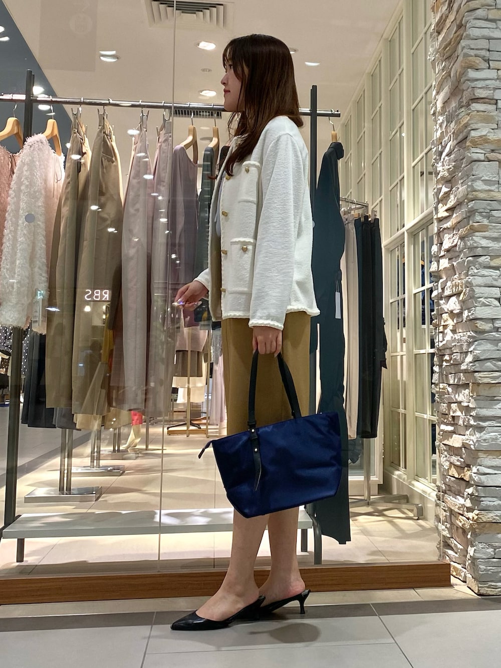 「秋コーデ、パステルカラー、大人女子、タイトスカート、お仕事コーデ、お仕事、お仕事スタイル、秋、着回しコーデ、大人ファッション、ジャケット、ジャケットスタイル、ジャケットコーデ、通勤コーデ、オフィスカジュアル」｜「NOLLEY’S Sophiのパイピングカーデジャケット（ノーカラージャケット、ホワイト系）」を使った、Mihoさん（レディース・159cm）の秋コーディネートの3枚目の写真