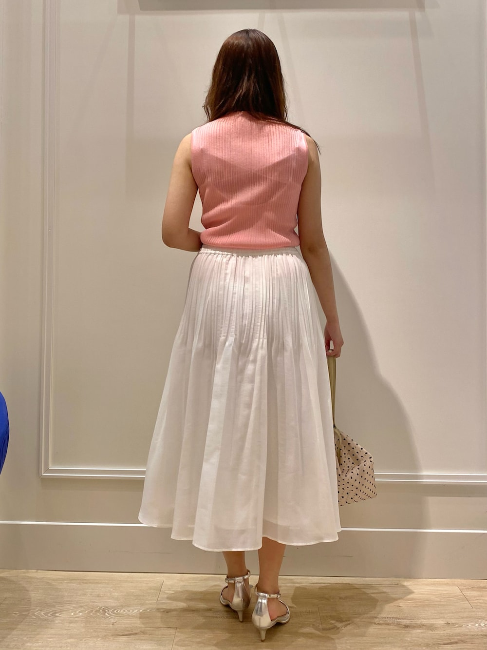 「大人コーデ、大人可愛い、スカート、スカートスタイル、キレイめ、きれいめ、きれいめカジュアル、プリーツスカート、スカートコーデ、夏コーデ、女子アナ風、ピンク、ピンクコーデ、ノースリーブ、白スカート」｜「NOLLEY’Sのドットチュールバケツバッグ（トートバッグ、ベージュ系）」を使った、Mihoさん（レディース・159cm）の夏コーディネートの3枚目の写真