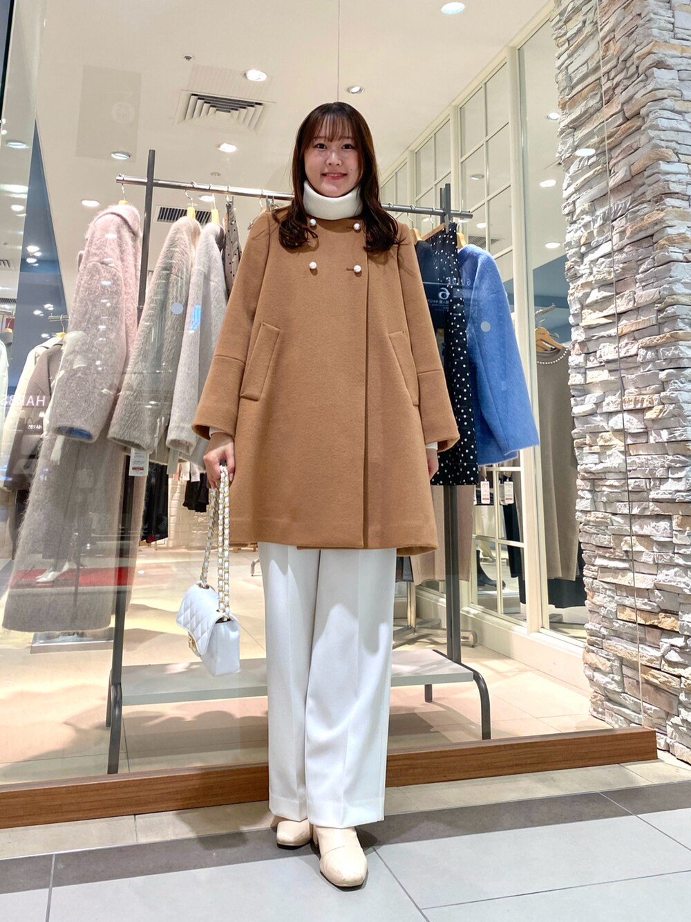 「シンプル、冬ファッション、冬服、きれいめカジュアル、大人女子、オトナ女子、コート、コートスタイル、ワイドパンツ、パンツスタイル、パンツコーデ、淡色コーデ、淡色女子、淡色、オトナカワイイ」｜「NOLLEY’Sのカシミヤ混ノーカラーチェンジ釦コート（その他アウター、イエロー系）」を使った、Mihoさん（レディース・159cm）の冬コーディネートの3枚目の写真