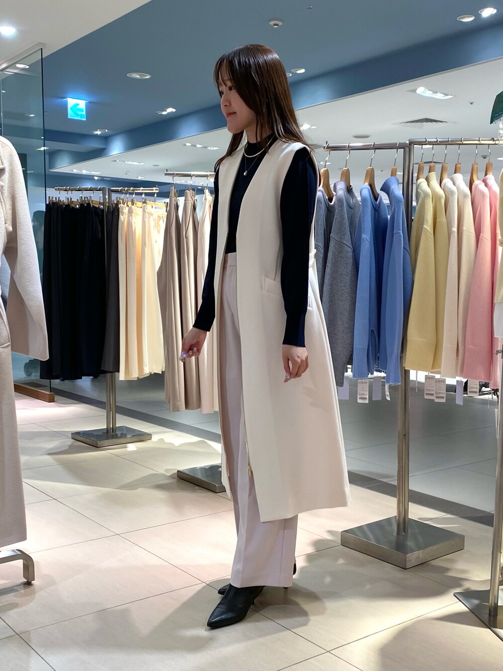 「大人コーデ、秋冬コーデ、オトナカジュアル、冬服コーデ、お正月、ジレ、ジレコーデ、ワンピース、ジレワンピース、オトナ女子、ワイドパンツ、ニット、レイヤードスタイル、きれいめカジュアル、きちんとスタイル」｜「NOLLEY’Sのウォッシャブルウール調愛されイージーワイドパンツ（その他パンツ、ピンク系）」を使った、Mihoさん（レディース・159cm）の冬コーディネートの5枚目の写真