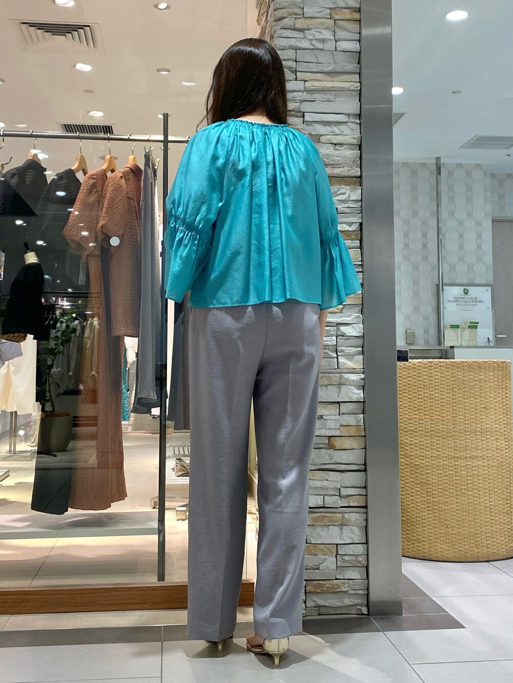 「きれいめカジュアル、さらっと晴れやかスナップ、夏服、シンプルスタイル、ラクチンコーデ、大人コーデ、お出かけコーデ、夏、グレー、グレーコーデ、グレーパンツ、パンツスタイル、ワイトパンツ、ワイドスラックス、パンツコーデ」｜「NOLLEY’Sのウォッシャブル愛されイージータックワイドパンツ（その他パンツ、グレー系）」を使った、Mihoさん（レディース・159cm）の夏コーディネートの3枚目の写真