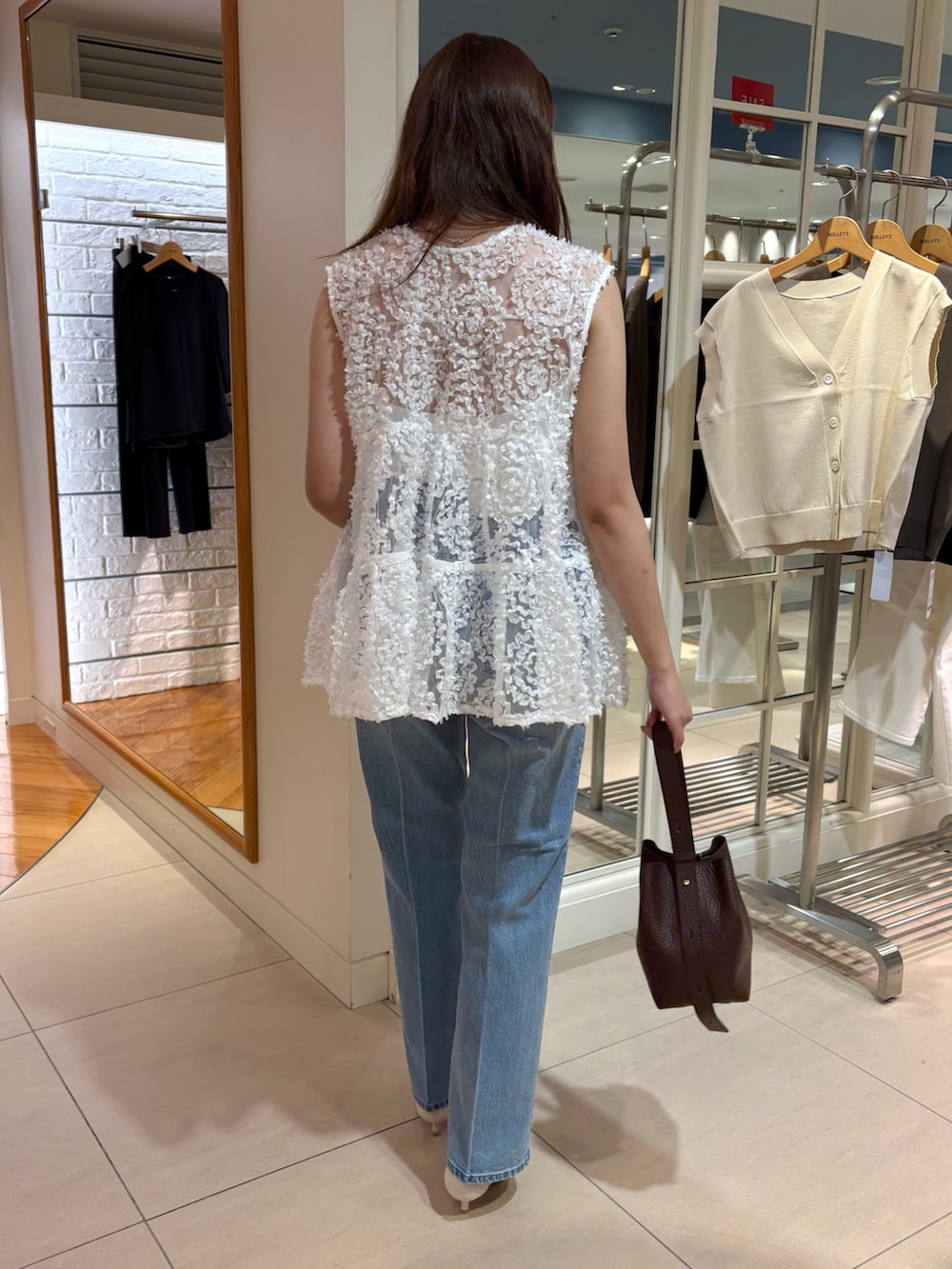 「デニム、デニムパンツ、初秋コーデ、オトナカジュアル、休日スタイル、大人女子、デニムコーデ、オトナカワイイ、きれいめカジュアル、夏コーデ、ノースリーブ、ブラウス、ブラウス×デニム、晩夏、パンツスタイル」｜「LORISTELLAの【LORISTELLA/ロリステッラ】別注キューブワンハンドルバッグ（ショルダーバッグ、ブラウン系）」を使った、Mihoさん（レディース・159cm）の夏コーディネートの4枚目の写真