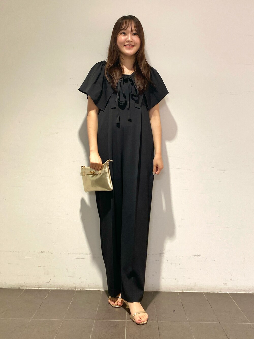 「おでかけコーデ、夏コーデ、夏服、夏、ラクチンコーデ、オトナ女子、オールブラック、オールインワン、ブラック、ブラックコーデ、きれいめカジュアル、きれいめコーディネート、ビスチェ、トレンド、シンプルスタイル」｜「NOLLEY’Sのヒネリカナグチェーンポシェット（ショルダーバッグ、ゴールド系）」を使った、Mihoさん（レディース・159cm）の夏コーディネートの2枚目の写真