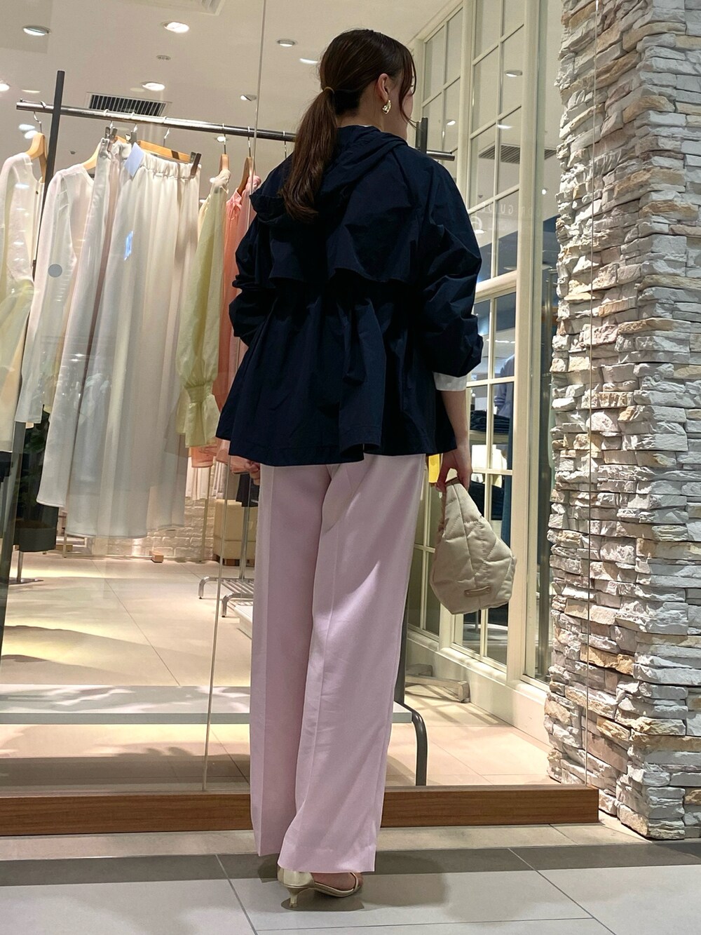 「オトナ女子、きれいめカジュアル、おでかけコーデ、大人コーデ、春、休日スタイル、ワイドパンツ、サンダル、ボウタイブラウス、ボウタイ、リボンブラウス、ドット、マウンテンパーカー、カジュアルコーデ、お花見コーデ」｜「NOLLEY’S Sophiのウォッシャブルトリアセワイドパンツ（その他パンツ、ピンク系）」を使った、Mihoさん（レディース・159cm）の春コーディネートの4枚目の写真