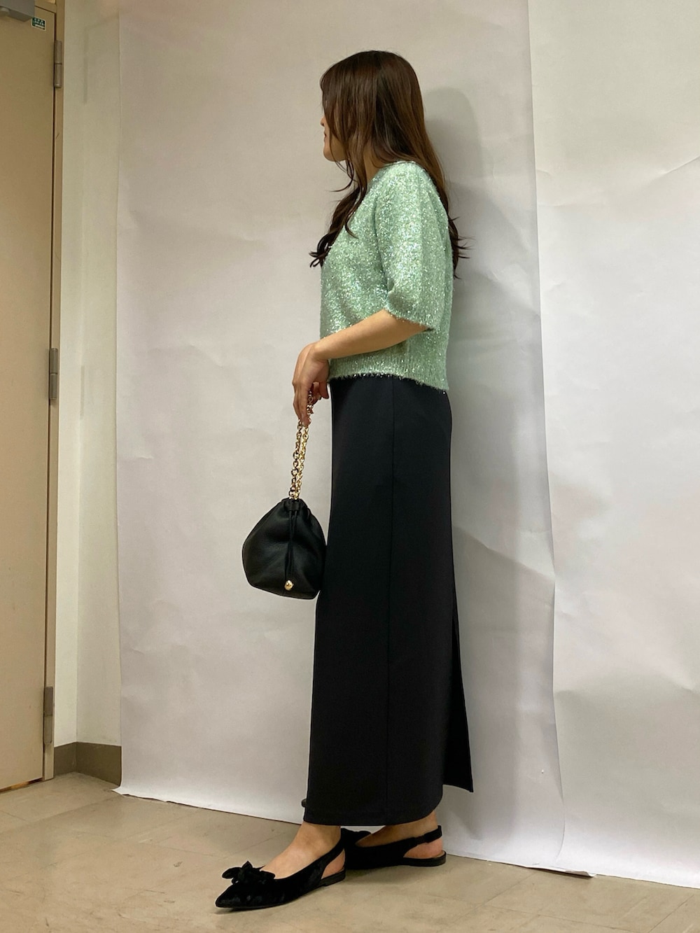 「お出かけコーデ、アツいコーデ全部見せ、ラフコーデ、キレイめ、きれいめコーディネート、タイトスカート、秋先取りコーデ、秋コーデ、秋のコーデ、秋服、秋服準備はじめました、黒スカート、スカートスタイル、スカート、ootd」｜「NOLLEY’S Sophiのキラキラフェザー5分袖プルオーバーニット（ニット/セーター、グリーン系）」を使った、Mihoさん（レディース・159cm）の夏コーディネートの4枚目の写真