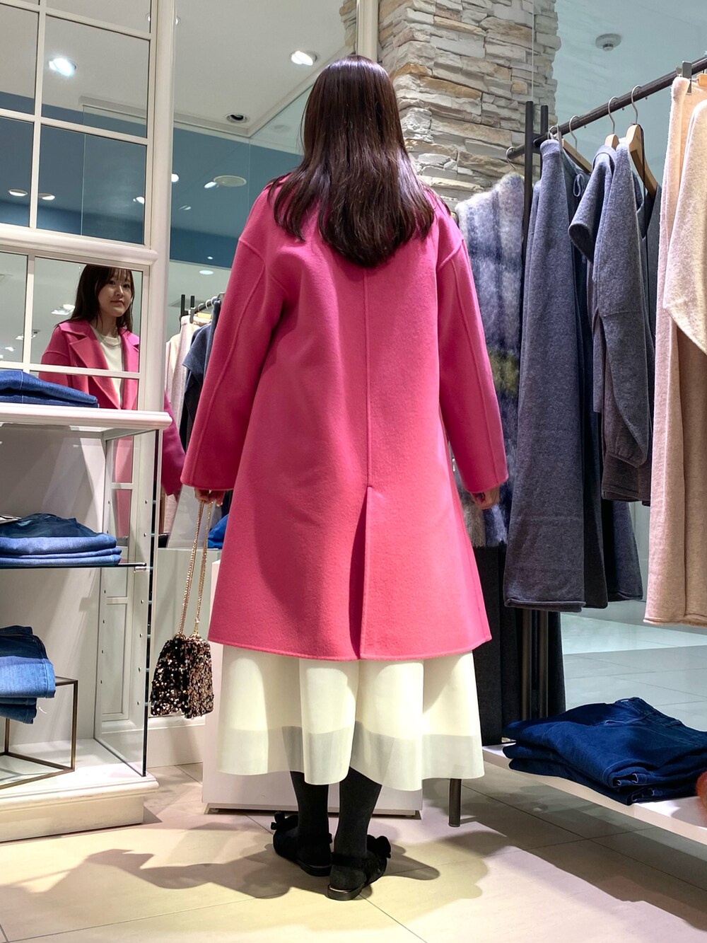 「冬アウター、最近のいい感じコーデ、ピンクコーデ、ホワイトコーデ、スカート、スカートスタイル、フレアスカート、おでかけコーデ、大人女子、ウールコート、クリスマスコーデ、大人コーデ、秋冬コーデ、大人ガーリー、キレイめ」｜「NOLLEY’SのS140シャルムビーバーリバーコート（その他アウター、ピンク系）」を使った、Mihoさん（レディース・159cm）の冬コーディネートの3枚目の写真