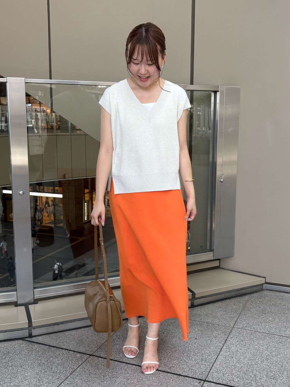 「夏ルックで気分アップ、夏コーデ、大人カジュアルコーデ、カジュアルスタイル、お出かけコーデ、お出かけスタイル、オトナ女子、大人かわいい、着回しコーデ、おしゃれさんと繋がりたい、スカートスタイル、ナロースカート、ベスト、きれいめカジュアル、デートコーデ」｜「NOLLEY’Sのウォッシャブル綿麻スラブナロースカート（スカート、オレンジ系）」を使った、Mihoさん（レディース・159cm）の夏コーディネートの3枚目の写真
