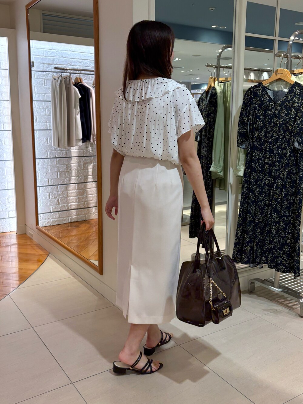 Mihoさんの「2wayラッフル衿ブラウス（NOLLEY’S）」を使ったコーディネートの4枚目の写真