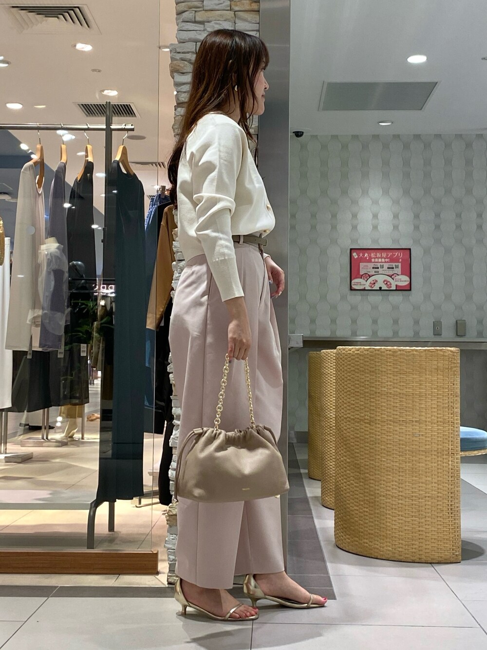 「夏コーデ、アキコーデ、秋コーデ、パンツスタイル、ワイドテーパードパンツ、きれいめカジュアル、ワイトパンツ、ピンク、ピンクコーデ、カーディガン、ショート丈トップス、おでかけコーデ、大人女子、秋先取りコーデ、カーディガンコーデ」｜「NOLLEY’S Sophiのウォッシャブルツイルワイドテーパードパンツ（その他パンツ、ピンク系）」を使った、Mihoさん（レディース・159cm）の夏コーディネートの4枚目の写真