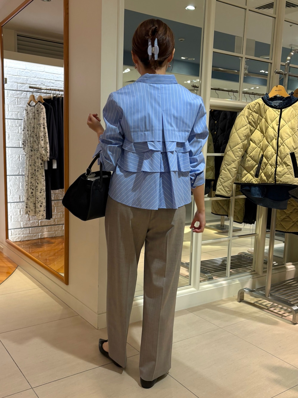 ブラウン系のその他パンツ、ブルー系のその他トップス、ホワイト系のタンクトップを着用したレディースの秋コーディネートの4枚目の写真