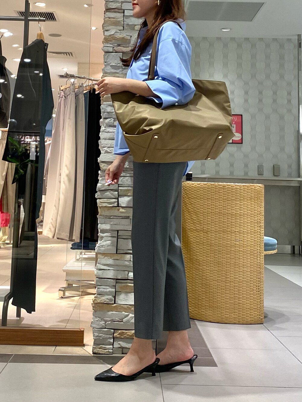 「ブラウン、秋のコーデ、お出かけコーデ、シンプルスタイル、大人コーデ、秋服準備はじめました、キレイめ、タイトスカート、ブルーシャツ、シャツスタイル、タイトスカートコーデ、スカート、スカートスタイル、オトナカジュアル、オフィスカジュアル」｜「NOLLEY’S Sophiのパール釦スキッパーシャツ（シャツ/ブラウス、ホワイト系）」を使った、Mihoさん（レディース・159cm）の秋コーディネートの5枚目の写真