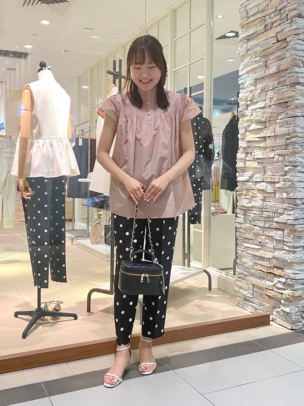 ブラック系のショルダーバッグ、ピンク系のシャツ/ブラウス、ブラック系のその他パンツを着用したレディースの夏コーディネートの4枚目の写真