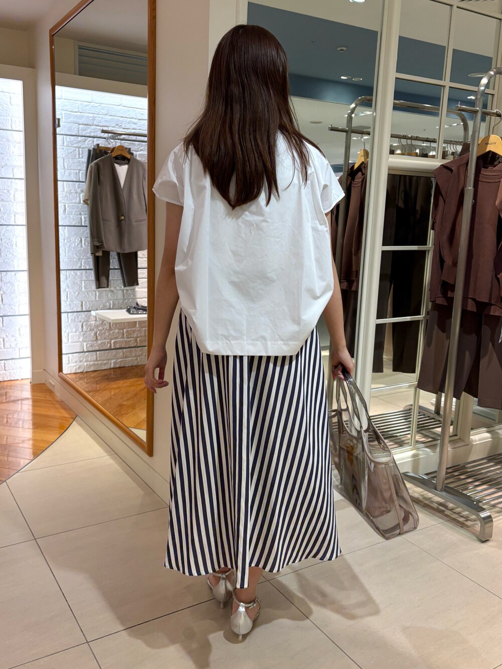 「セットアップ、フリル、夏服コーデ、夏コーデ、夏服、大人かわいい、スカート、スカートスタイル、きれいめカジュアル、大人コーデ、お出かけコーデ、お出かけスタイル、ガーリーコーデ、フレアスカート、お洒落さんとつながりたい」｜「NOLLEY’Sのフレンチスリーブフリルブラウス（シャツ/ブラウス、ホワイト系）」を使った、Mihoさん（レディース・159cm）の夏コーディネートの3枚目の写真