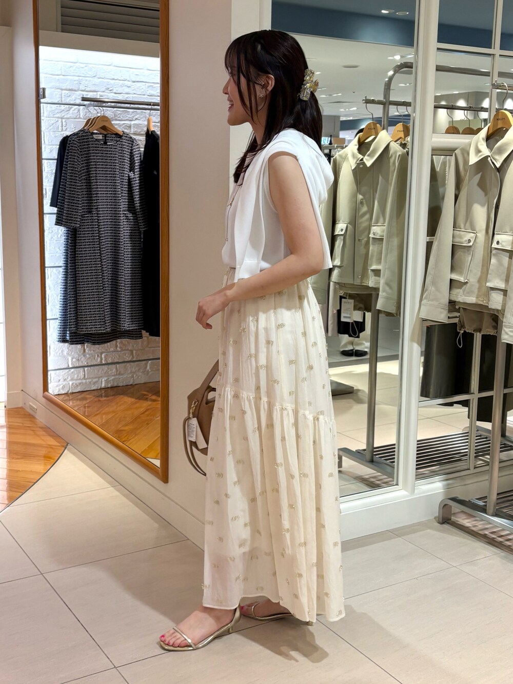 「シンプルコーデ、大人女子、春服コーデ、大人コーデ、春夏コーデ、アンサンブル、アンサンブルニット、デートスタイル（WOMEN）、デートコーデ、スカート、スカートスタイル、お出かけコーデ、お出かけスタイル、きれいめカジュアル、淡色コーデ」｜「NOLLEY’Sの《セットアップ対応》KIRYUラメカットジャガードスカート（スカート、ホワイト系）」を使った、Mihoさん（レディース・159cm）の春コーディネートの4枚目の写真