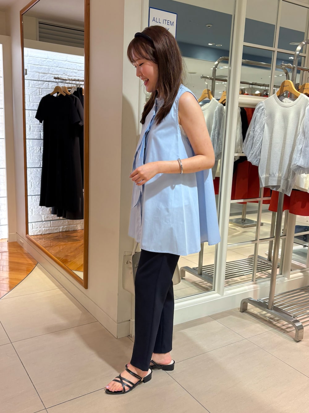 「夏ルックで気分アップ、ノースリーブ、ブラウス、テーパードパンツ、大人コーデ、お出かけコーデ、大人カジュアルコーデ、パンツコーデ、夏、大人かわいい、夏服、Aライン、トップス、大人女子、大人可愛い」｜「NOLLEY’Sの《セットアップ対応》ウォッシャブルツイルイージーテーパードパンツ（その他パンツ、ホワイト系）」を使った、Mihoさん（レディース・159cm）の夏コーディネートの2枚目の写真