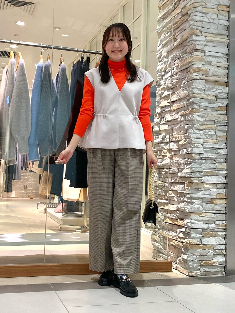 「テーマパークコーデ、ベスト、秋服コーデ、休日スタイル、大人女子、秋色、パンツスタイル、チェックパンツ、ワイトパンツ、秋のコーデ、冬コーデ、ベストコーデ、おでかけコーデ、紅葉、お仕事コーデ」|「NOLLEY’Sの《セットアップ対応》ストレッチツイルワイドパンツ(その他パンツ、ブラウン系)」を使った、Mihoさん(レディース・159cm)の秋コーディネートの3枚目の写真