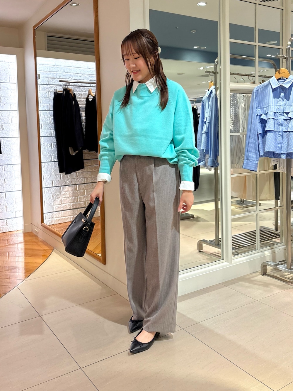 グレー系のその他パンツ、ベージュ系のショルダーバッグ、ピンク系のニット/セーターを着用したレディースの秋コーディネートの5枚目の写真