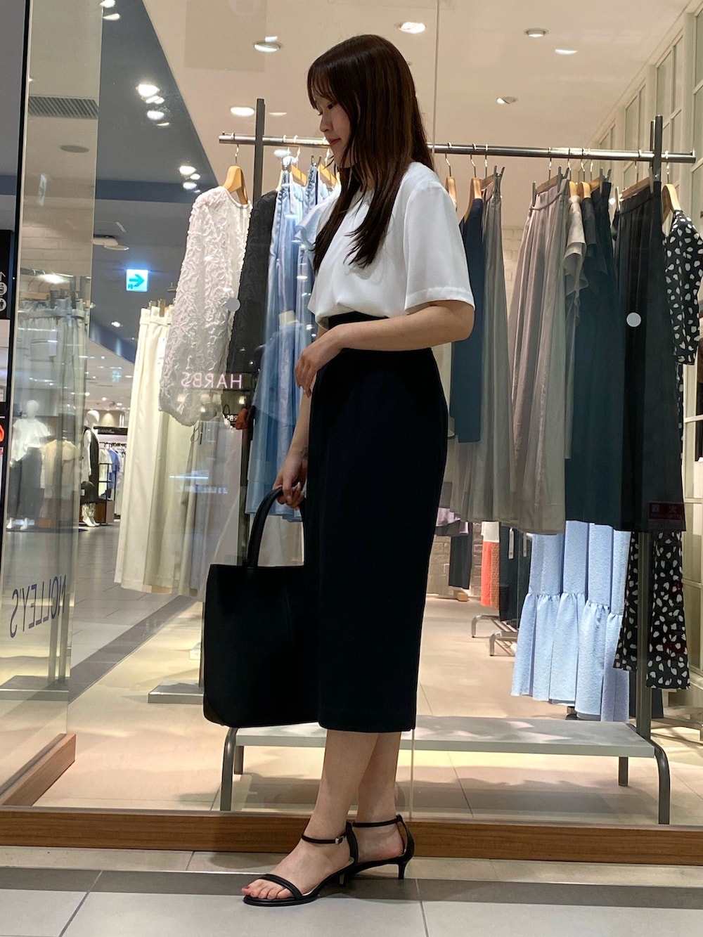 「夏コーデ、初夏コーデ、タイトスカート、シンフルコーデ、オフィスカジュアル、オフィススタイル、お仕事コーデ、きれいめカジュアル、夏ファッション、着回しコーデ、大人コーデ、サテン、サテンブラウス、スカート、通勤コーデ」｜「NOLLEY’Sのヒネリ金具レザートートバッグ（トートバッグ、ブラック系）」を使った、Mihoさん（レディース・159cm）の夏コーディネートの5枚目の写真