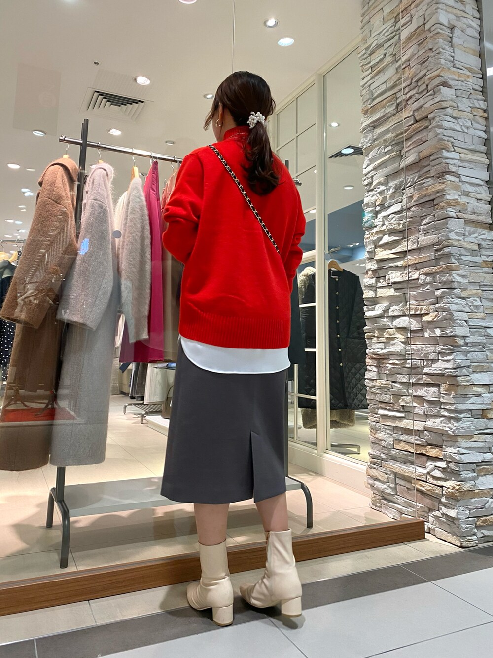 「冬、あけましておめでとうございます！、新年一発目、ファッションを楽しもう、大人かわいい、おしゃれさんと繋がりたい、カラーコーデ、赤、赤ニット、お洒落さんとつながりたい、タイトスカート、きれいめカジュアル、キレイめ、きれいめコーディネート、大人コーデ」｜「AULENTTIの【AULENTTI/ オーレンティ】バニティキルティングバッグ（ショルダーバッグ、ブラック系）」を使った、Mihoさん（レディース・159cm）の冬コーディネートの3枚目の写真