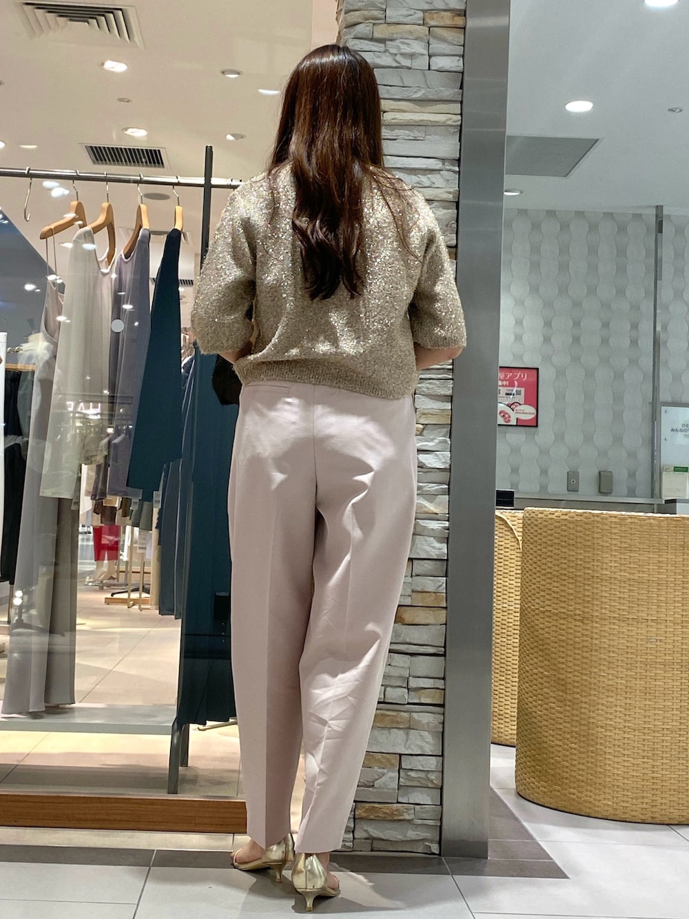 「アツいコーデ全部見せ、お出かけコーデ、今日のコーデ、ラフコーデ、楽チンコーデ、パンツコーデ、秋先取りコーデ、秋コーデ、秋服、秋服準備はじめました、お洒落さんとつながりたい、ニット、ワイトパンツ、ワイドテーパードパンツ、きれいめカジュアル」｜「NOLLEY’S Sophiのウォッシャブルツイルワイドテーパードパンツ（その他パンツ、ピンク系）」を使った、Mihoさん（レディース・159cm）の夏コーディネートの3枚目の写真