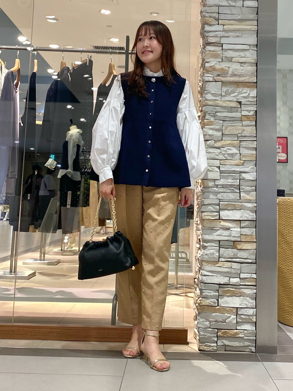 「お出かけコーデ、シャツスタイル、秋服準備はじめました、今日のコーデ、おしゃれさんと繋がりたい、大人コーデ、ブラウス、秋服コーデ、パンツコーデ、ベスト、オトナ女子、トレンド、きれいめカジュアル、テーパードパンツ、セレモニー」｜「NOLLEY’Sの◇【WEB限定カラーあり】ストラップサンダル（サンダル、ホワイト系）」を使った、Mihoさん（レディース・159cm）の夏コーディネートの5枚目の写真